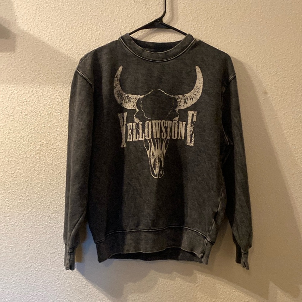 Rus Tee Yellowstone graphic sweatshirt size small